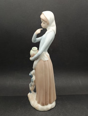 Статуэтка винтажная Casades "Девушка с собакой", в пастельных тонах, фарфор, 26 х 9 см, Испания, 1970-80гг.